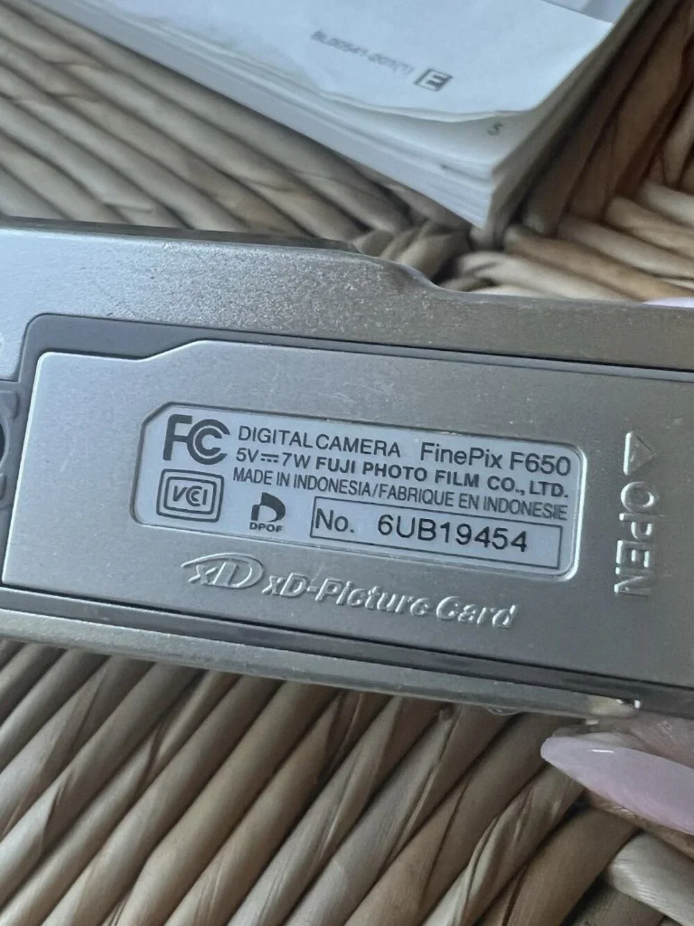 Fujifilm FinePix F650 Digital Camera W 2 Batteries -Cords -Charger -Manual -Box